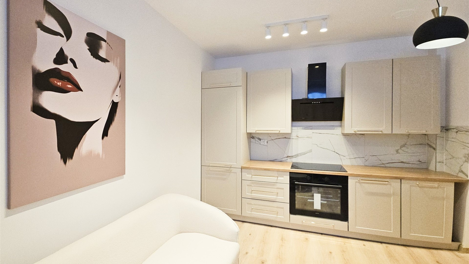 Centrum kawalerka z sypialnią pod klucz