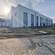 Do wynajęcia hala i budynek biurowy.