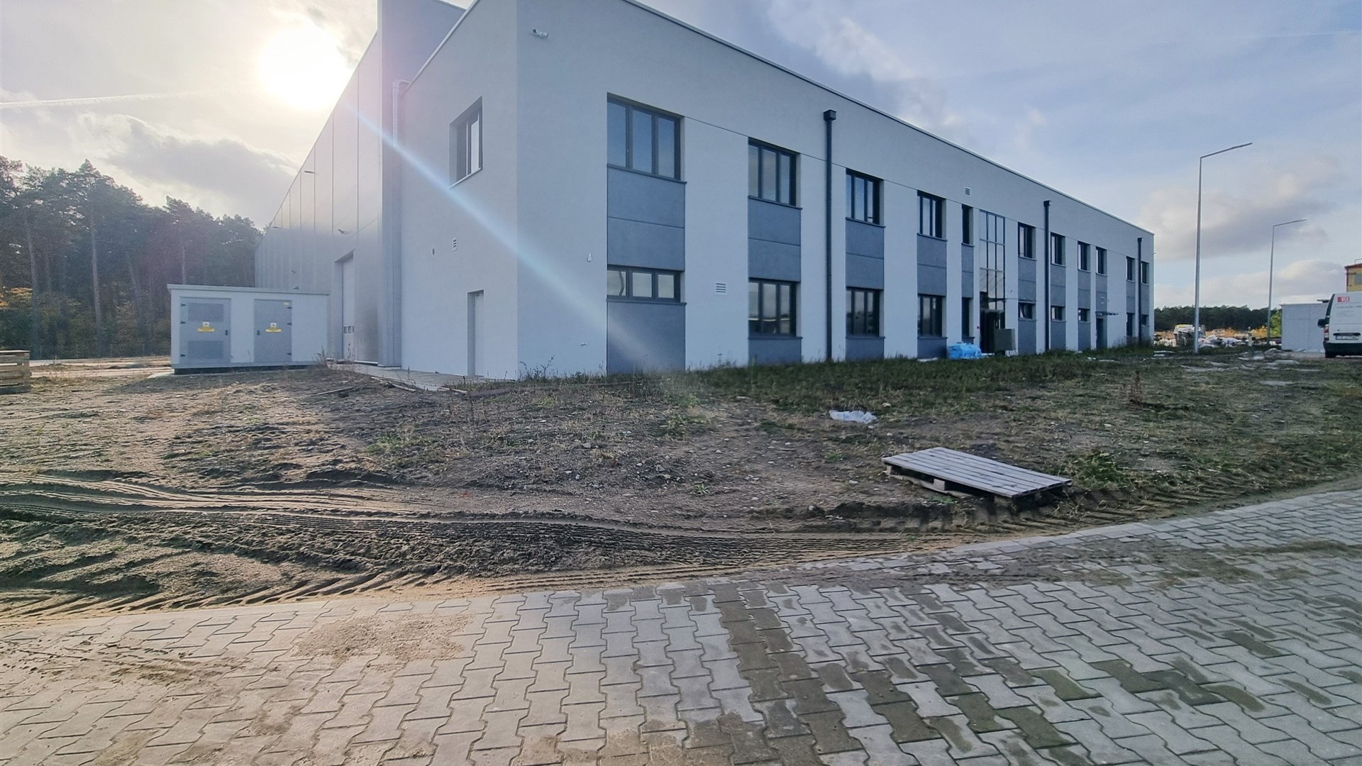 Do wynajęcia hala i budynek biurowy.