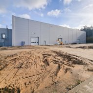 Do wynajęcia hala i budynek biurowy.