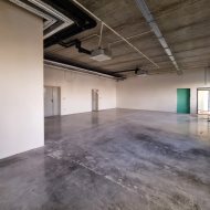 Do wynajęcia hala i budynek biurowy.