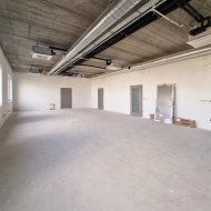 Do wynajęcia hala i budynek biurowy.