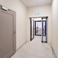 Do wynajęcia hala i budynek biurowy.