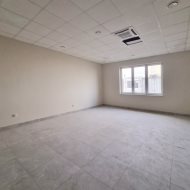 Do wynajęcia hala i budynek biurowy.