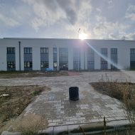 Do wynajęcia hala i budynek biurowy.