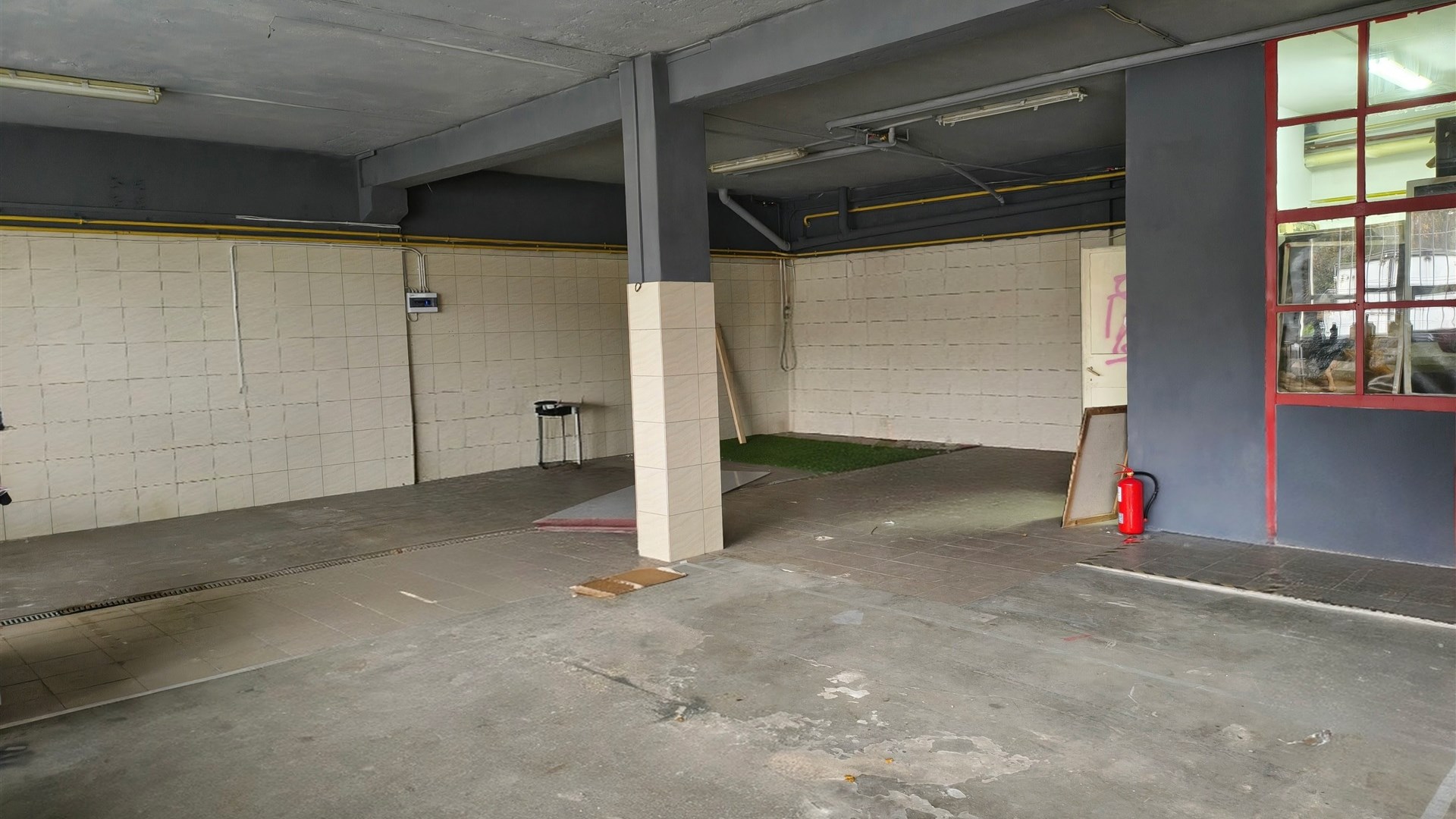 Hala ogrzewana z biurami 367 m2.