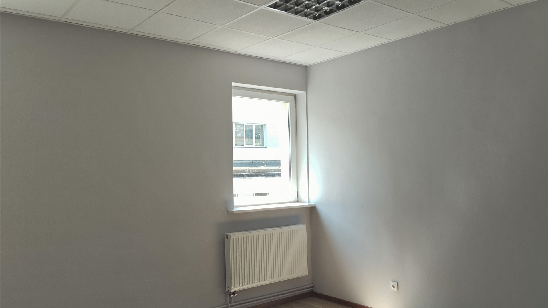 Biuro 22,5 m2, media w cenie.