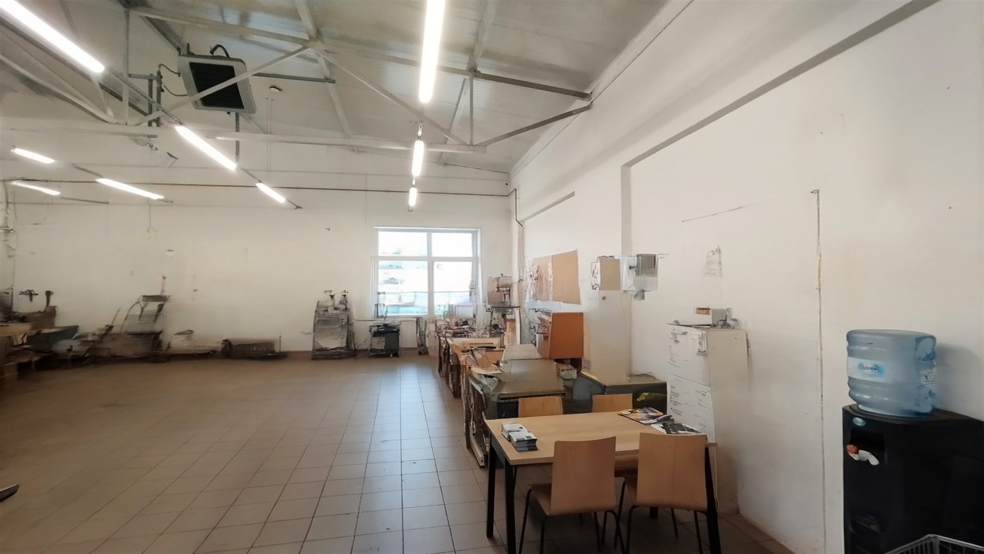 Lokal 300 m2, duże natężenie ruchu.