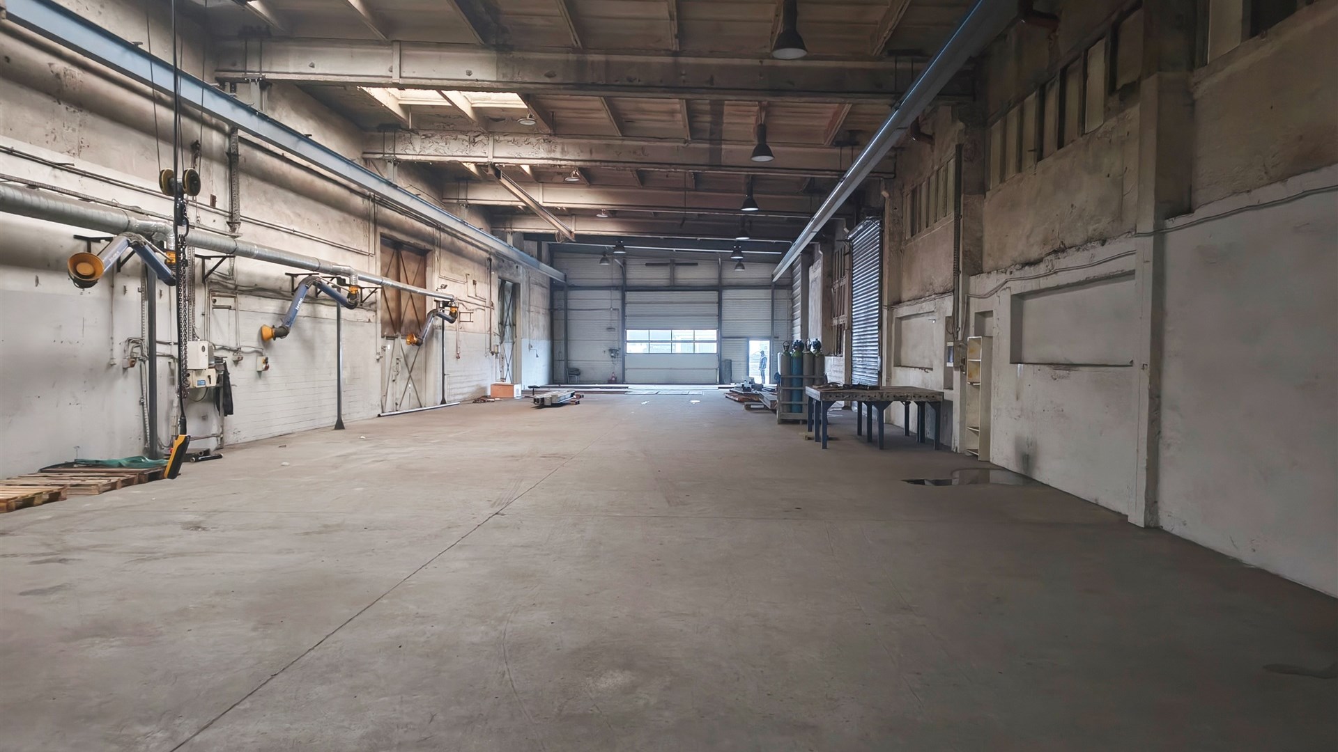 Hala 700 m2, z suwnicami 2x 5T.