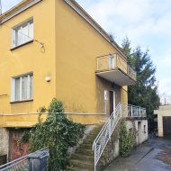 Dom do remontu na dużej działce.