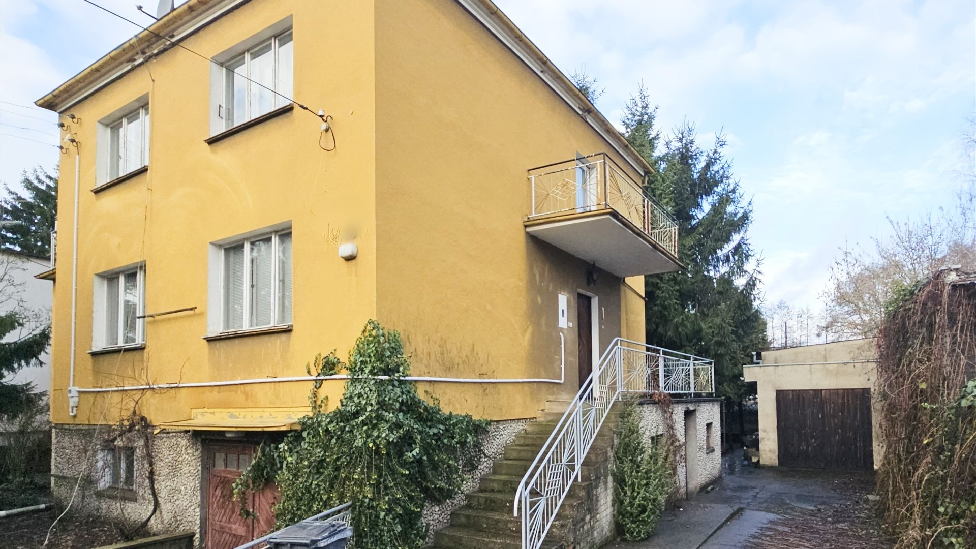 Dom do remontu na dużej działce.