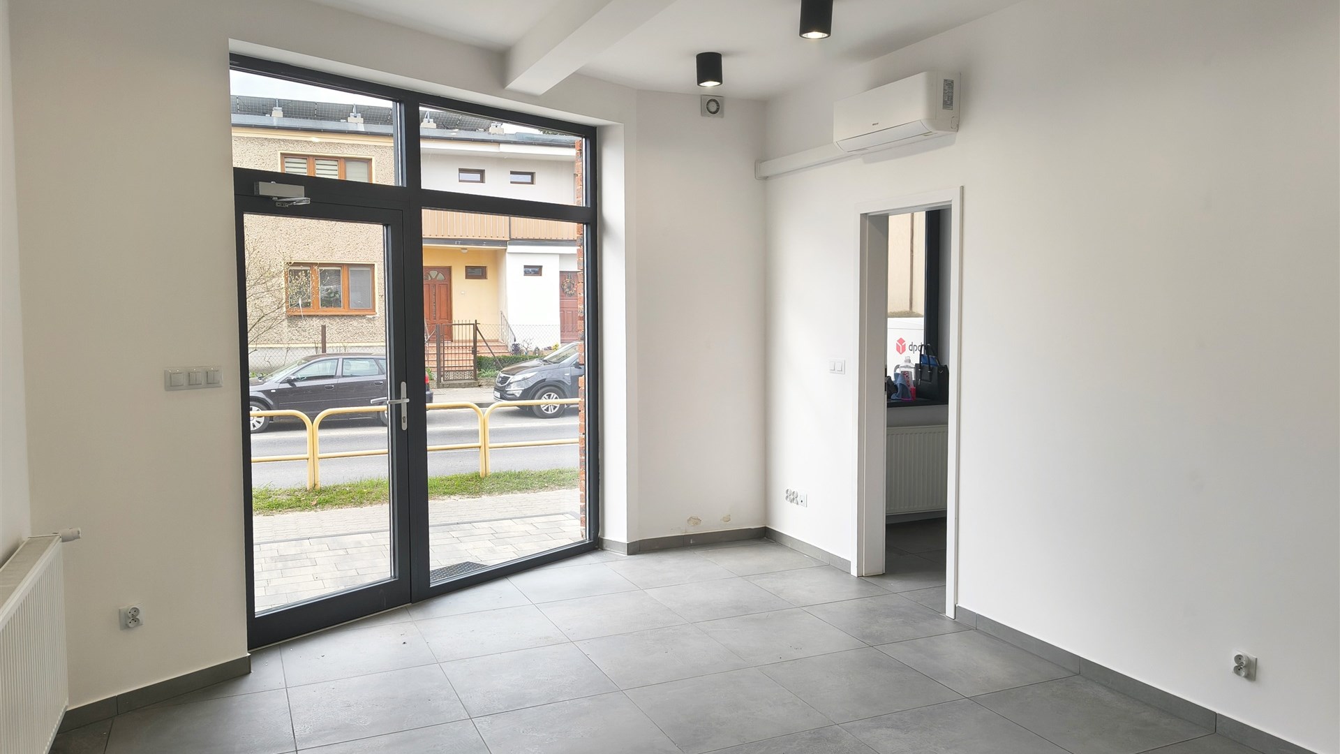 Lokal usługowy, główna ulica.