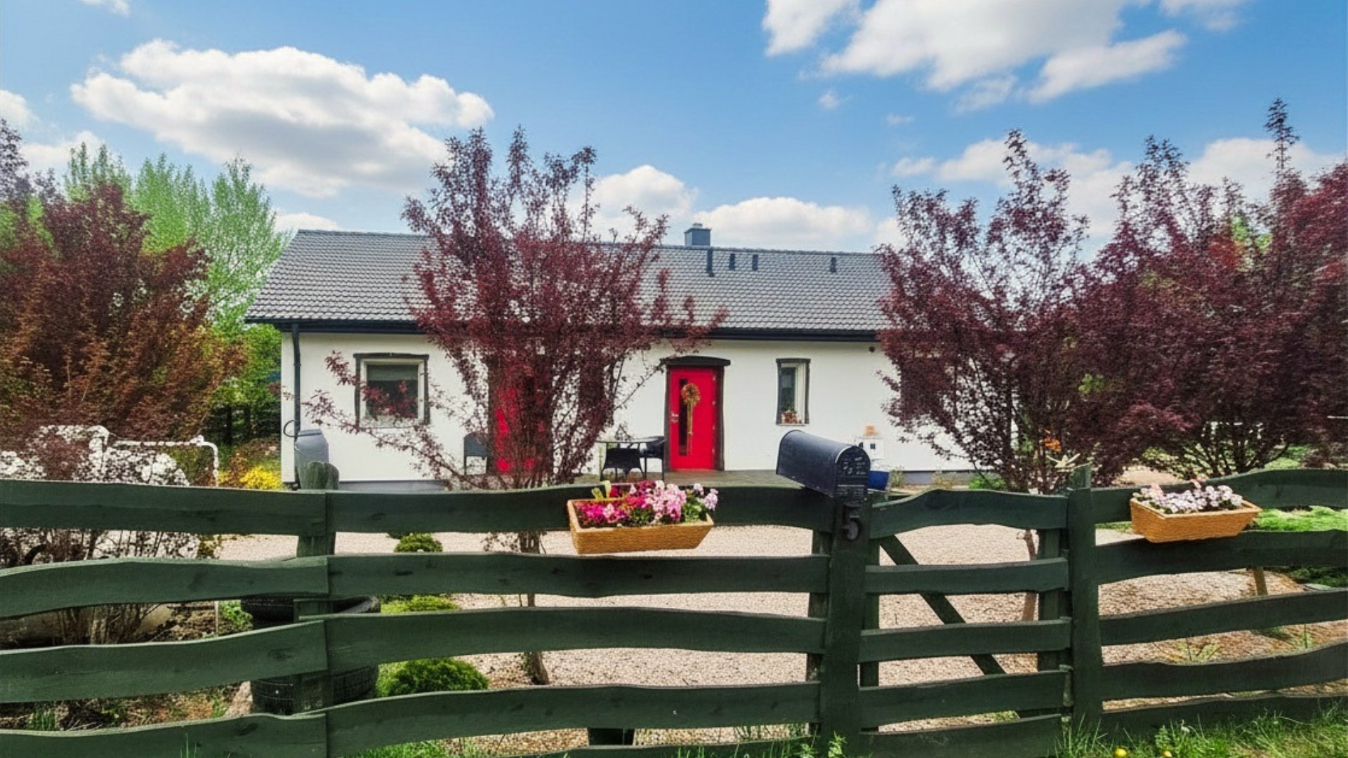 Skandynawski dom w sielskiej okolicy