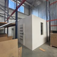 Hala 280 m2 z regałami.
