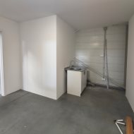 Hala 280 m2 z regałami.