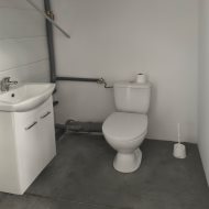 Hala 280 m2 z regałami.