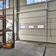Hala 280 m2 z regałami.