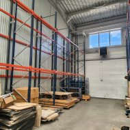 Hala 280 m2 z regałami.